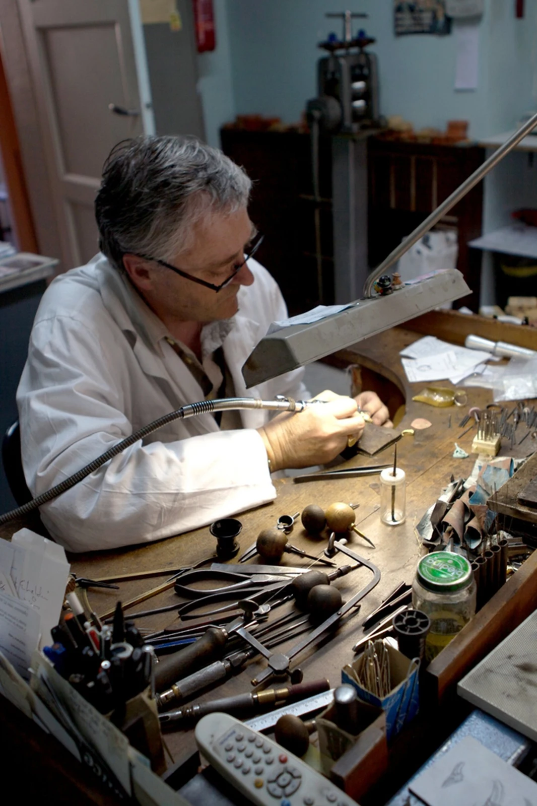 Christophe Bossard au travail dans son atelier de joaillerie à Vernon