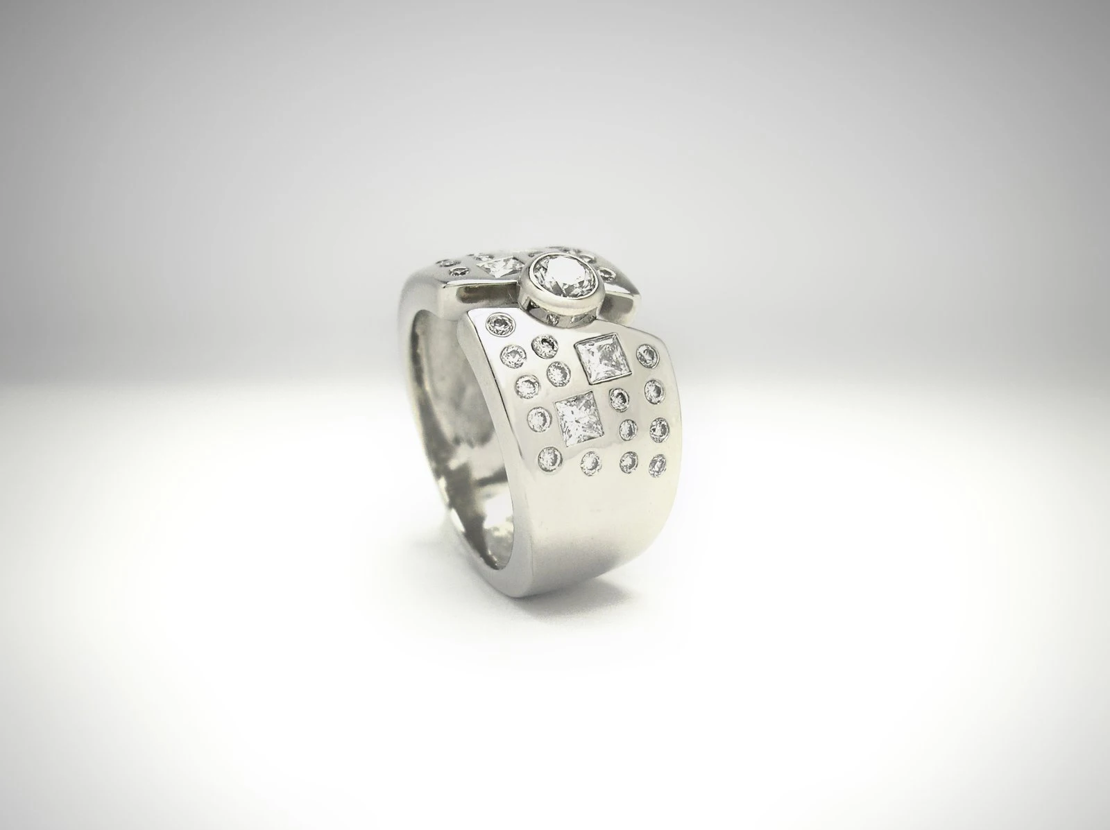 Bague en métal précieux sertie de pierres